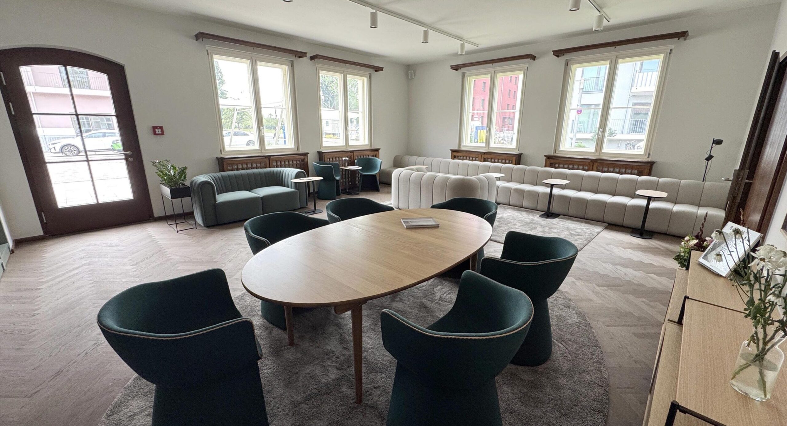 Event Livingroom 6 scaled aspect ratio 705 382 scaled